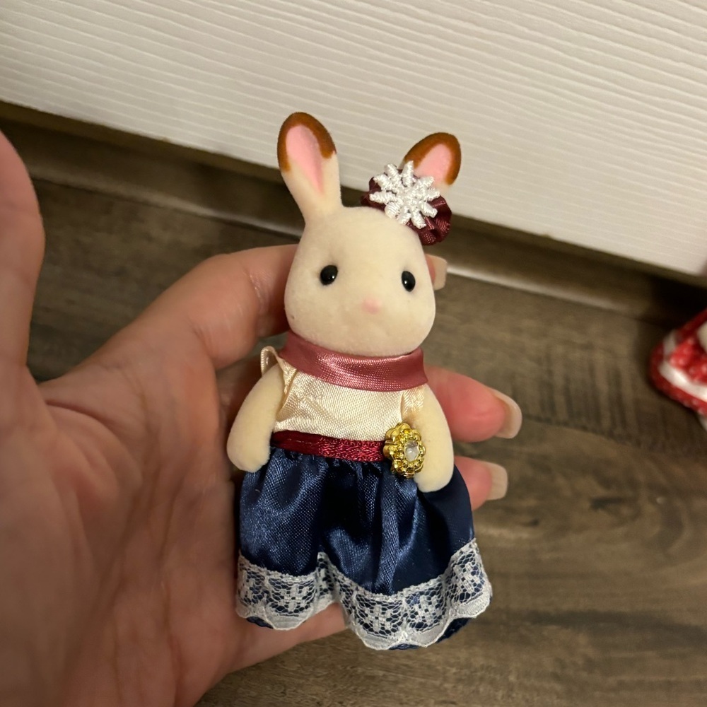 Sylvanian Families Calico Critters Hopscotch Chocolate Family - Picture 4 of 8